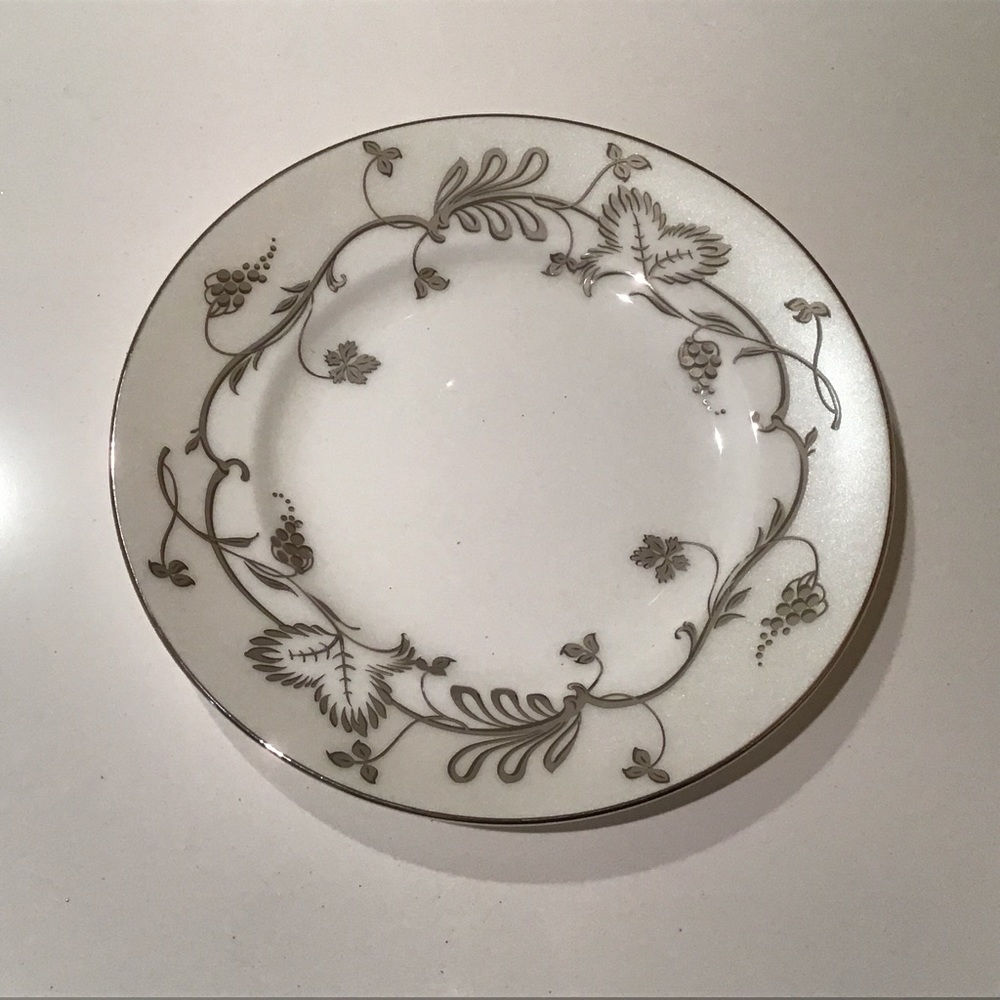 Wedgwood Martha Stewart‎ Flourish Ecru Platinum Vine 6" Bread and Butter Plate